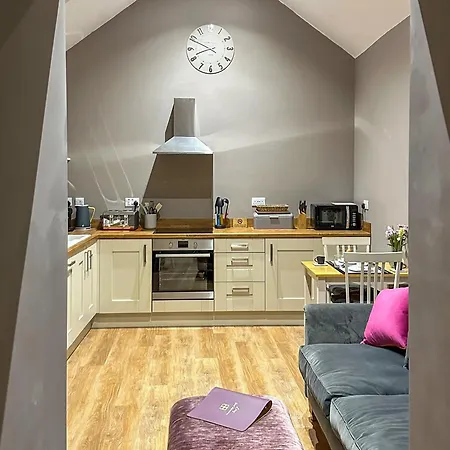 Ling At Holly House - Uk44468